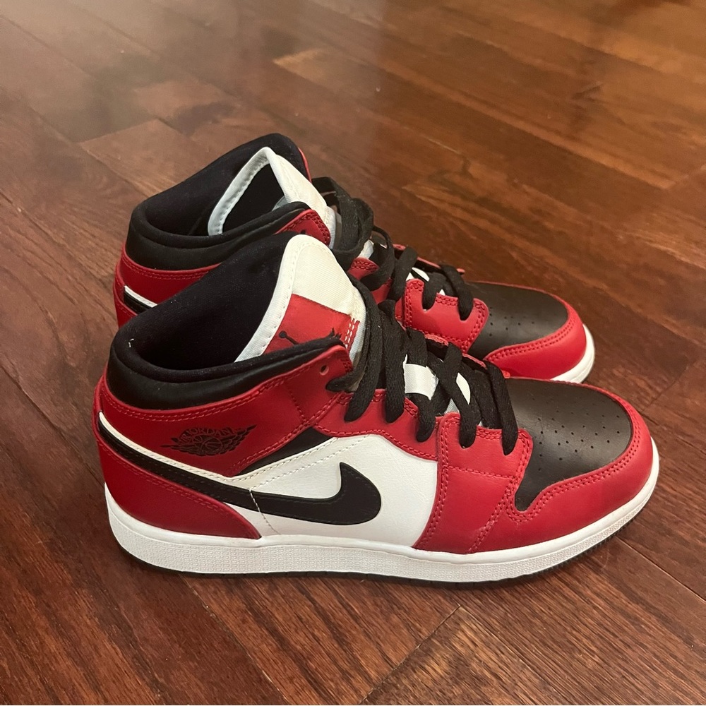 JORDAN 1 MID CHICAGOS w BLACK TOE